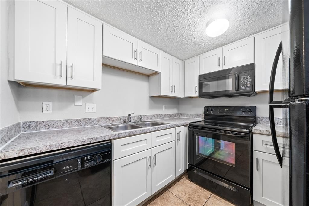 For Sale: $135,000 (1 beds, 1 baths, 765 Square Feet)