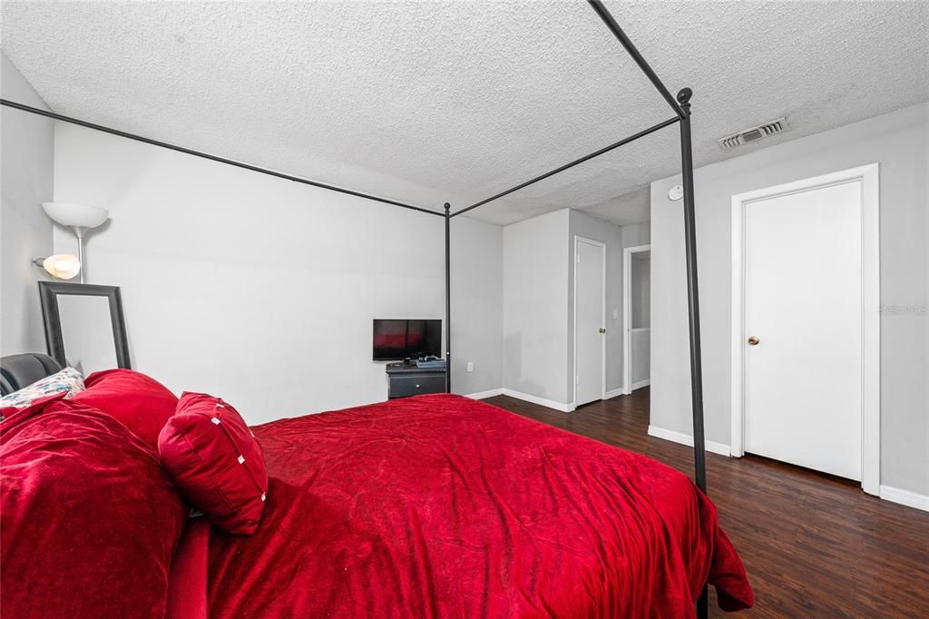 For Sale: $135,000 (1 beds, 1 baths, 765 Square Feet)