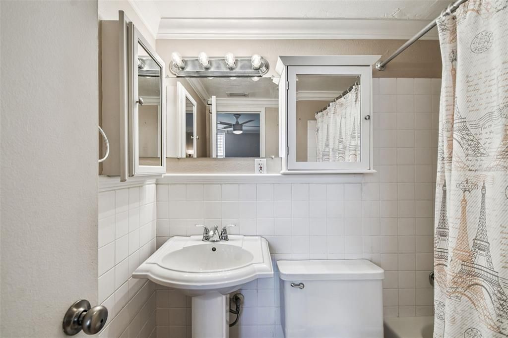 Active With Contract: $272,500 (2 beds, 2 baths, 846 Square Feet)