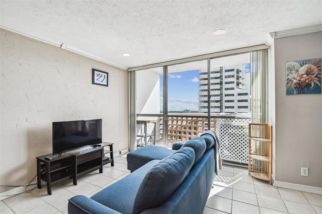 Active With Contract: $272,500 (2 beds, 2 baths, 846 Square Feet)