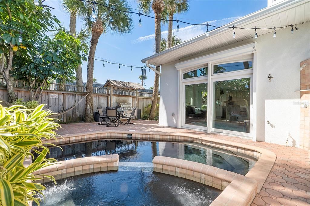 Activo con contrato: $599,000 (3 camas, 3 baños, 1694 Pies cuadrados)