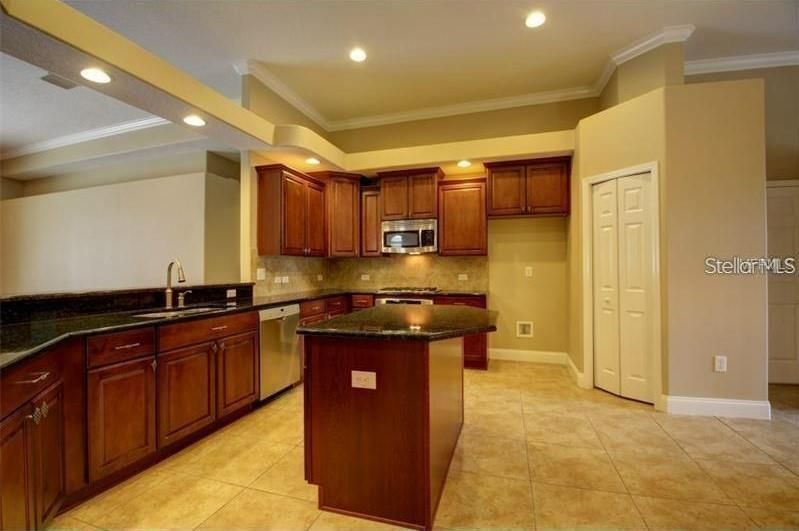 出租: $3,400 (5 贝兹, 3 浴室, 2998 平方英尺)