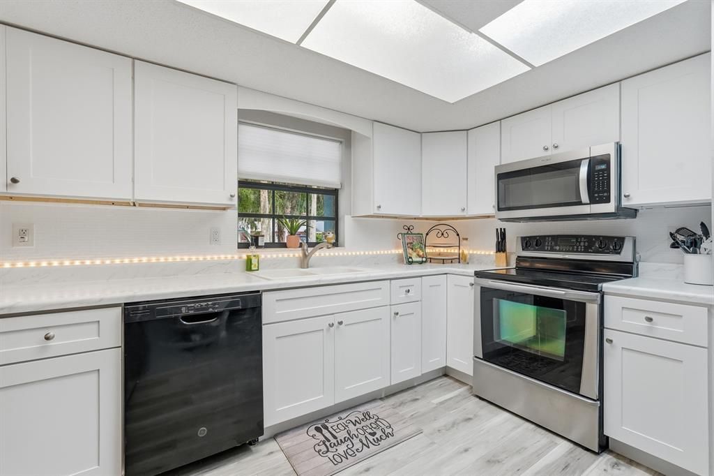 На продажу: $245,000 (2 спален, 1 ванн, 1200 Квадратных фут)