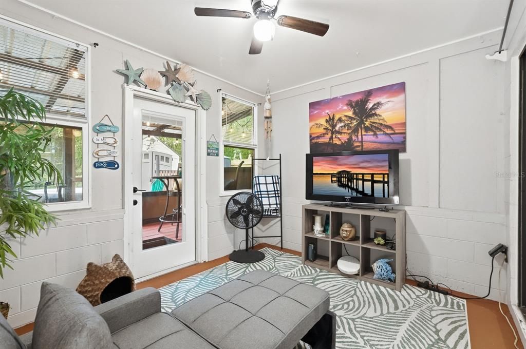 На продажу: $245,000 (2 спален, 1 ванн, 1200 Квадратных фут)