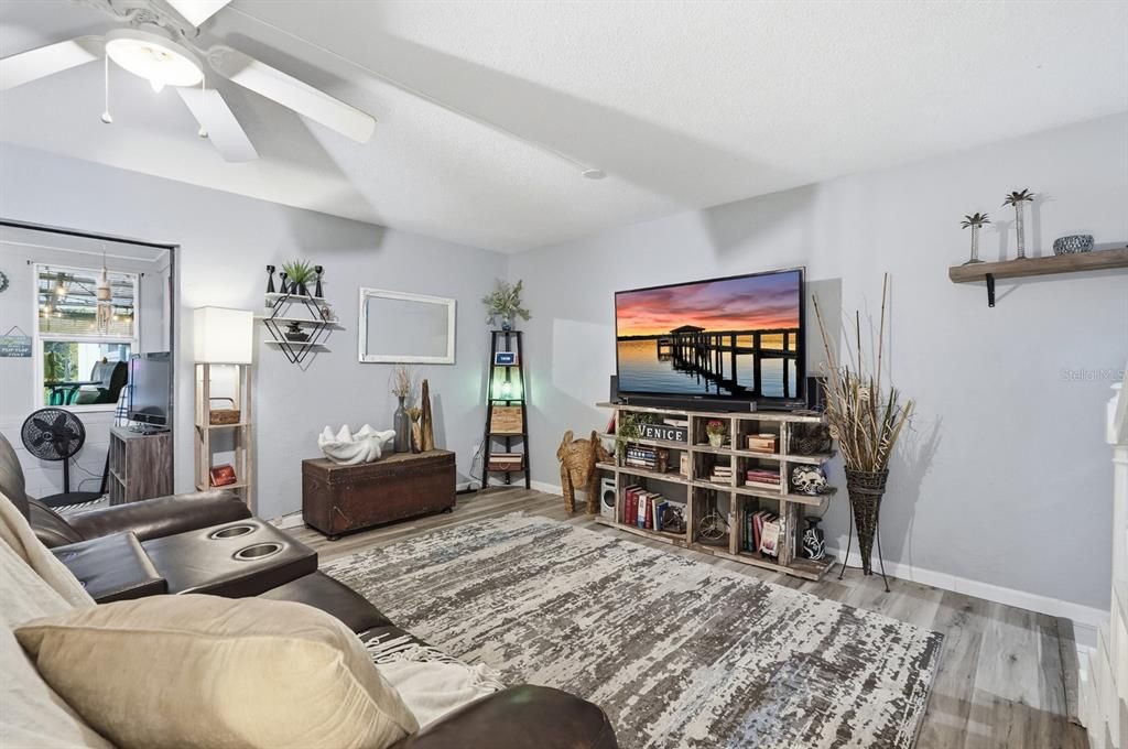 На продажу: $245,000 (2 спален, 1 ванн, 1200 Квадратных фут)