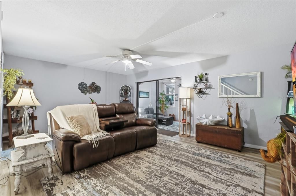 На продажу: $245,000 (2 спален, 1 ванн, 1200 Квадратных фут)