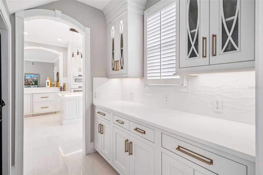 For Sale: $2,500,000 (6 beds, 5 baths, 5865 Square Feet)