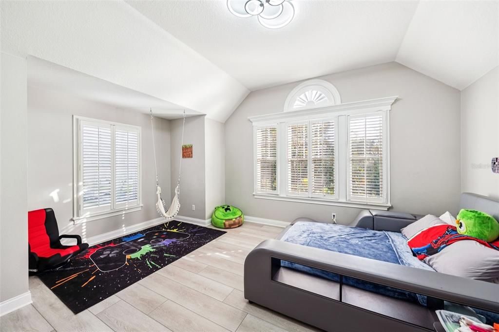 For Sale: $2,500,000 (6 beds, 5 baths, 5865 Square Feet)