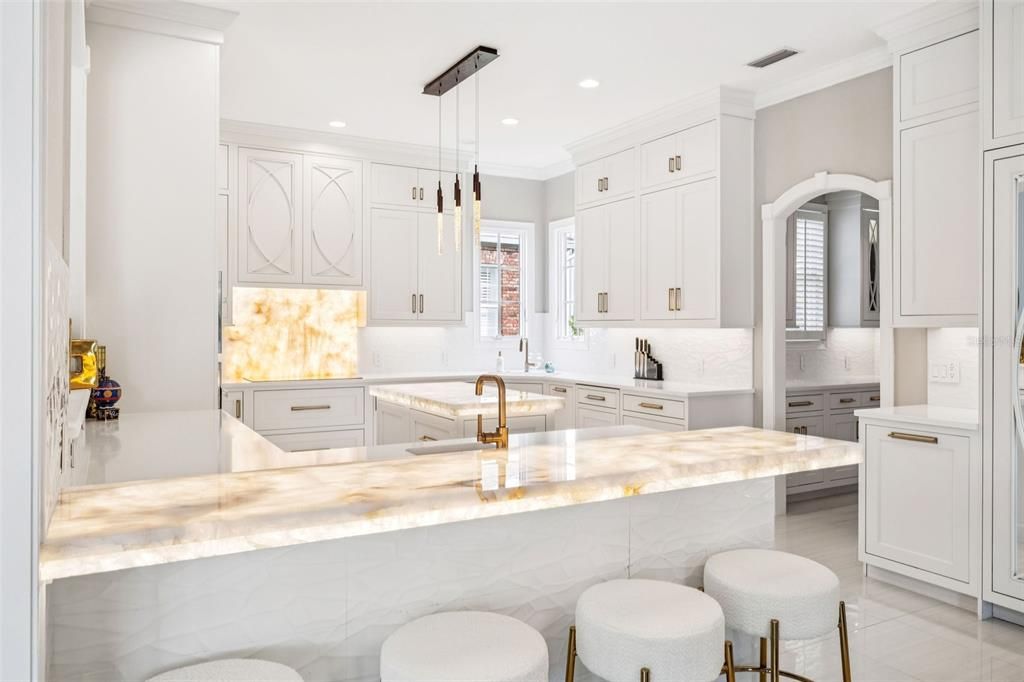 For Sale: $2,500,000 (6 beds, 5 baths, 5865 Square Feet)