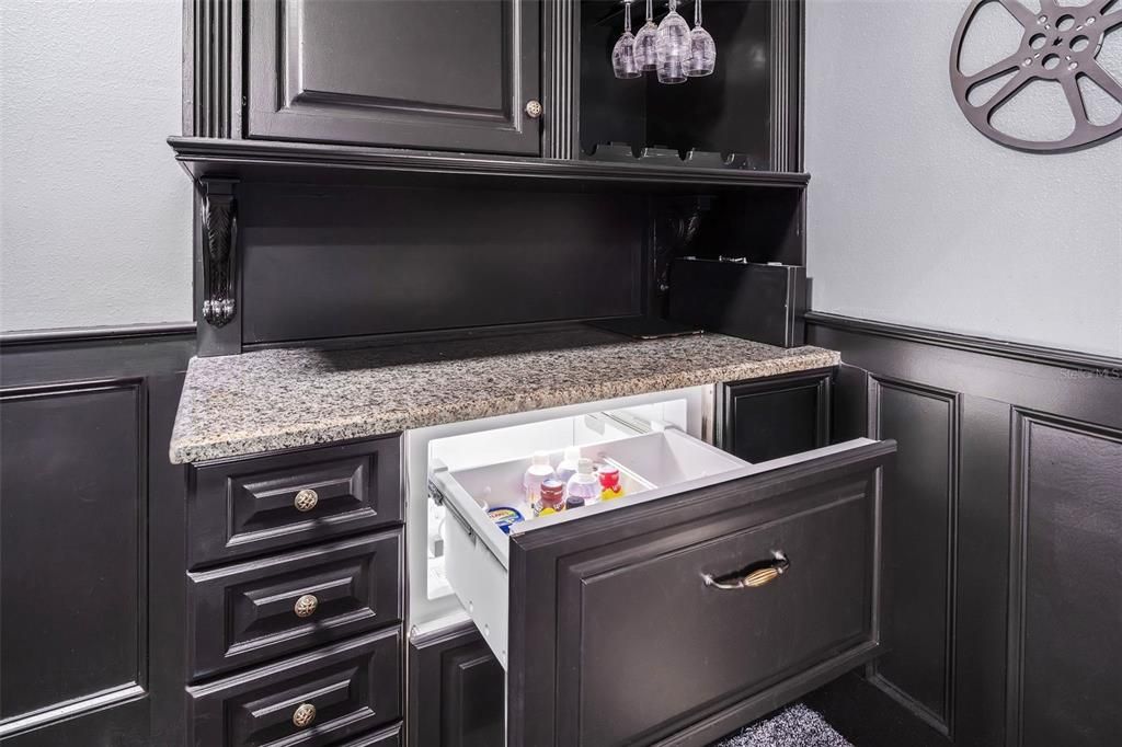 For Sale: $2,500,000 (6 beds, 5 baths, 5865 Square Feet)