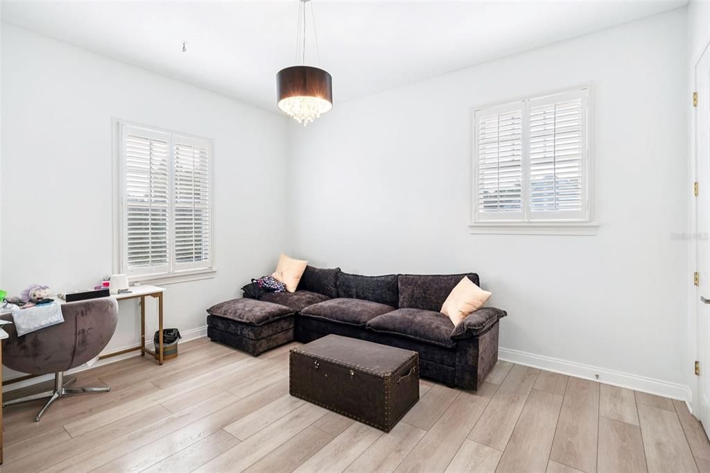 For Sale: $2,500,000 (6 beds, 5 baths, 5865 Square Feet)