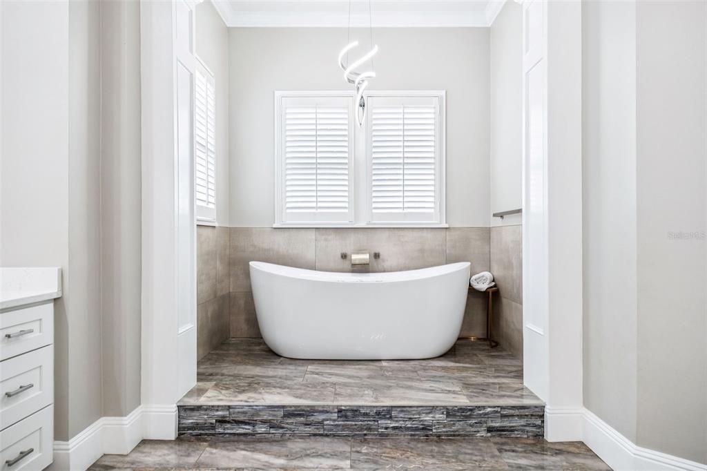 For Sale: $2,500,000 (6 beds, 5 baths, 5865 Square Feet)