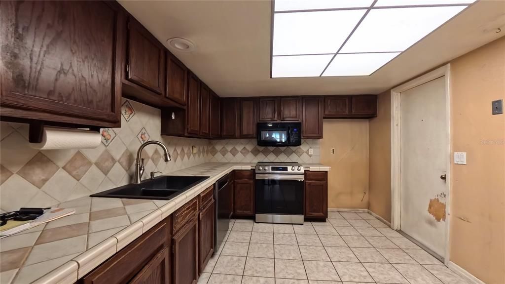 Active With Contract: $325,000 (2 beds, 2 baths, 1813 Square Feet)