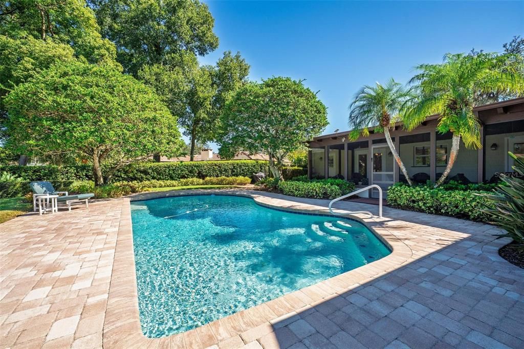 合同活跃: $749,999 (4 贝兹, 2 浴室, 2282 平方英尺)