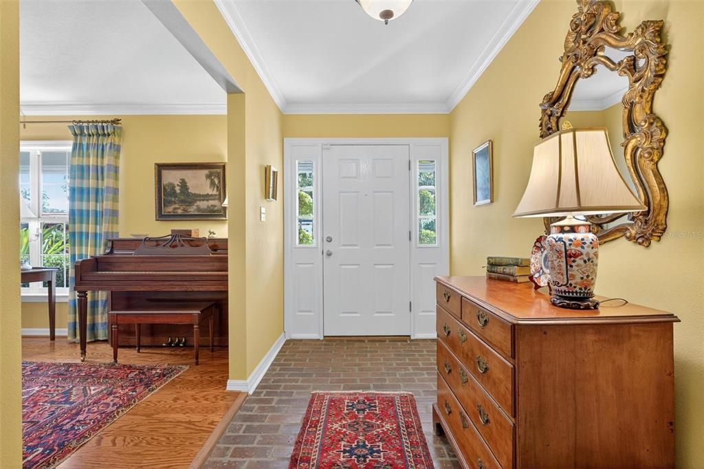 合同活跃: $749,999 (4 贝兹, 2 浴室, 2282 平方英尺)