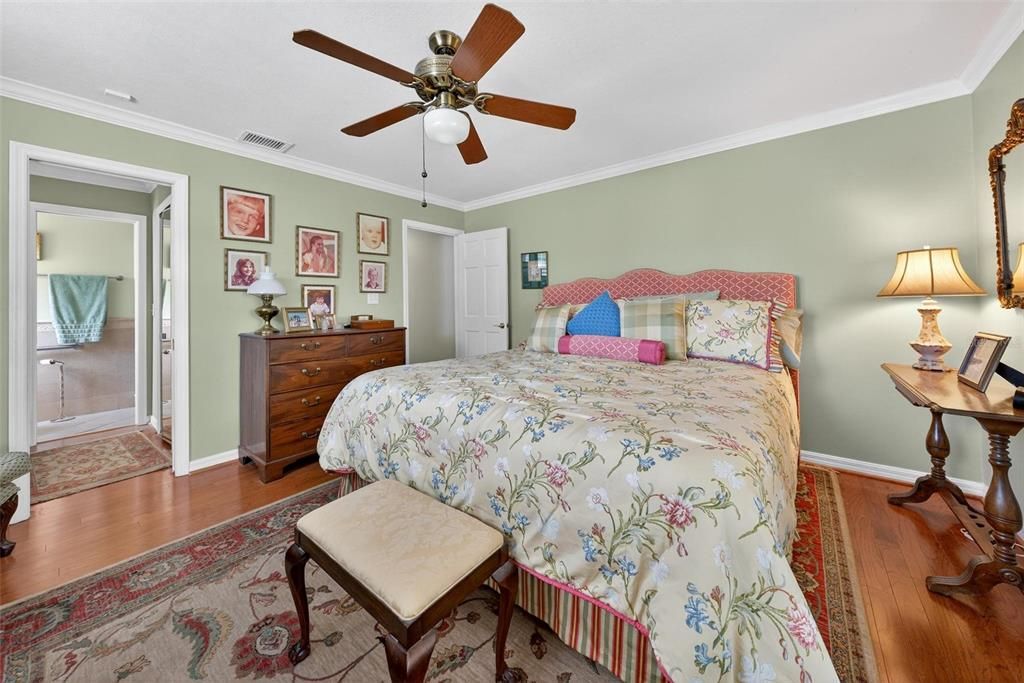 合同活跃: $749,999 (4 贝兹, 2 浴室, 2282 平方英尺)