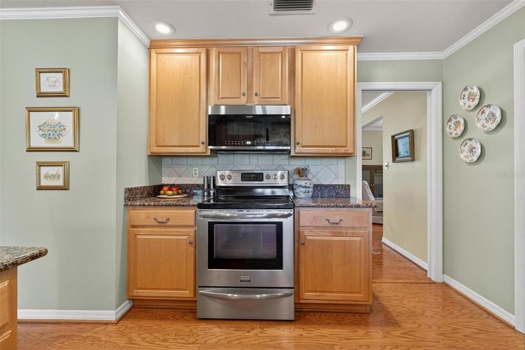 合同活跃: $749,999 (4 贝兹, 2 浴室, 2282 平方英尺)