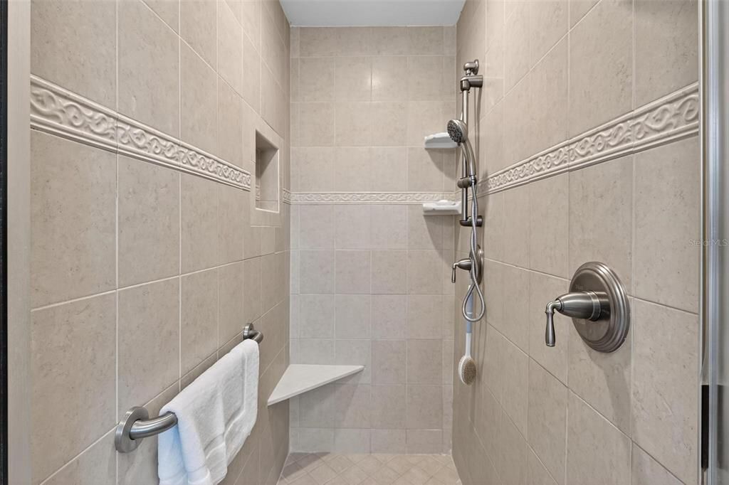 合同活跃: $749,999 (4 贝兹, 2 浴室, 2282 平方英尺)