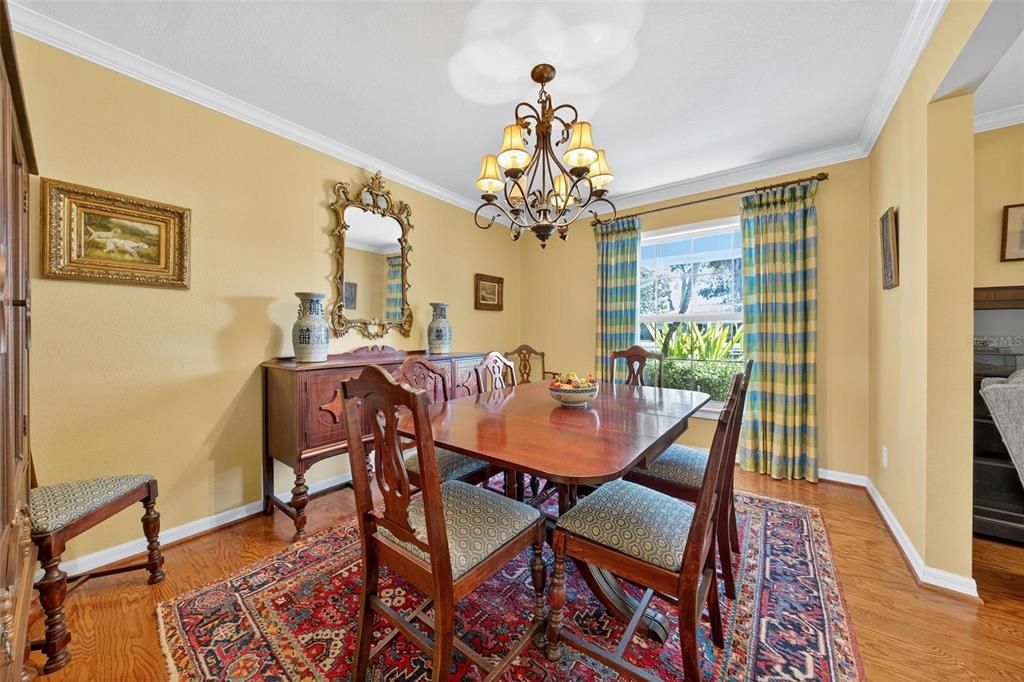 合同活跃: $749,999 (4 贝兹, 2 浴室, 2282 平方英尺)