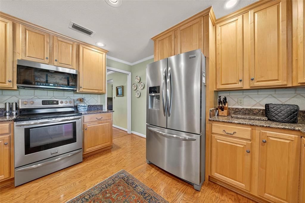 合同活跃: $749,999 (4 贝兹, 2 浴室, 2282 平方英尺)