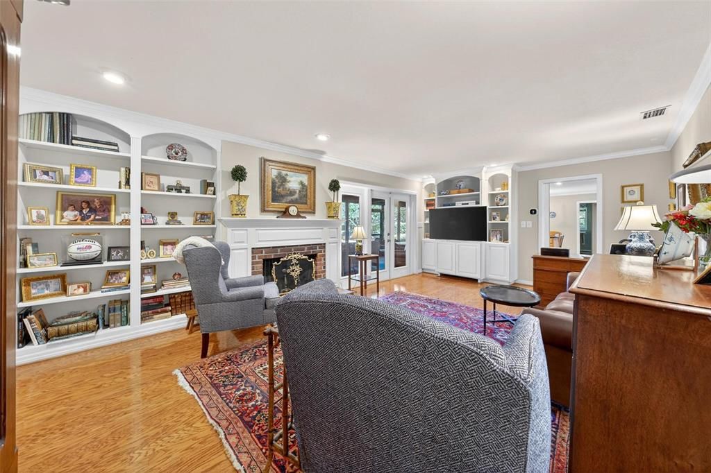 合同活跃: $749,999 (4 贝兹, 2 浴室, 2282 平方英尺)