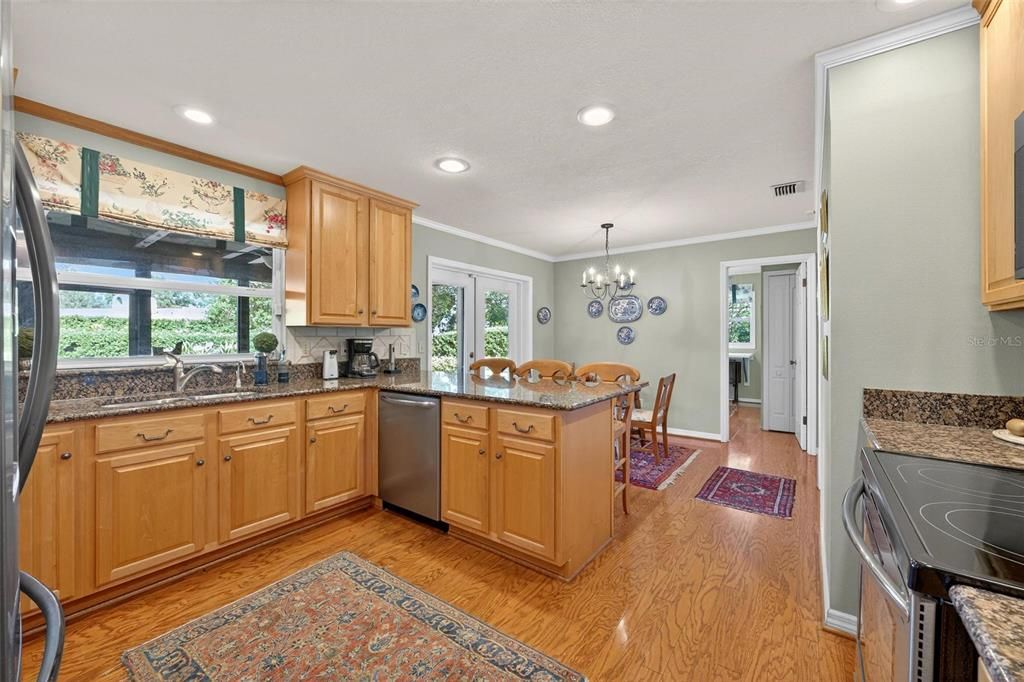 合同活跃: $749,999 (4 贝兹, 2 浴室, 2282 平方英尺)