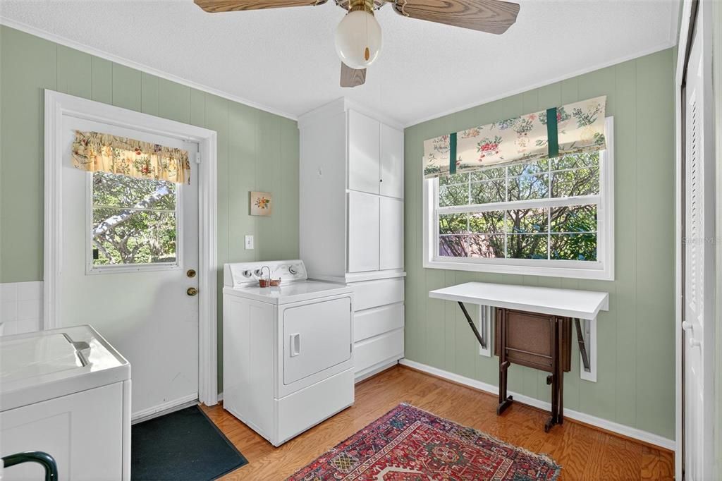 合同活跃: $749,999 (4 贝兹, 2 浴室, 2282 平方英尺)