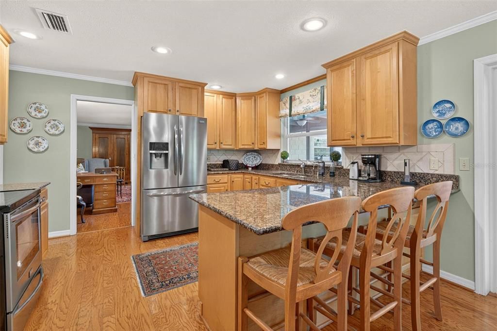 合同活跃: $749,999 (4 贝兹, 2 浴室, 2282 平方英尺)