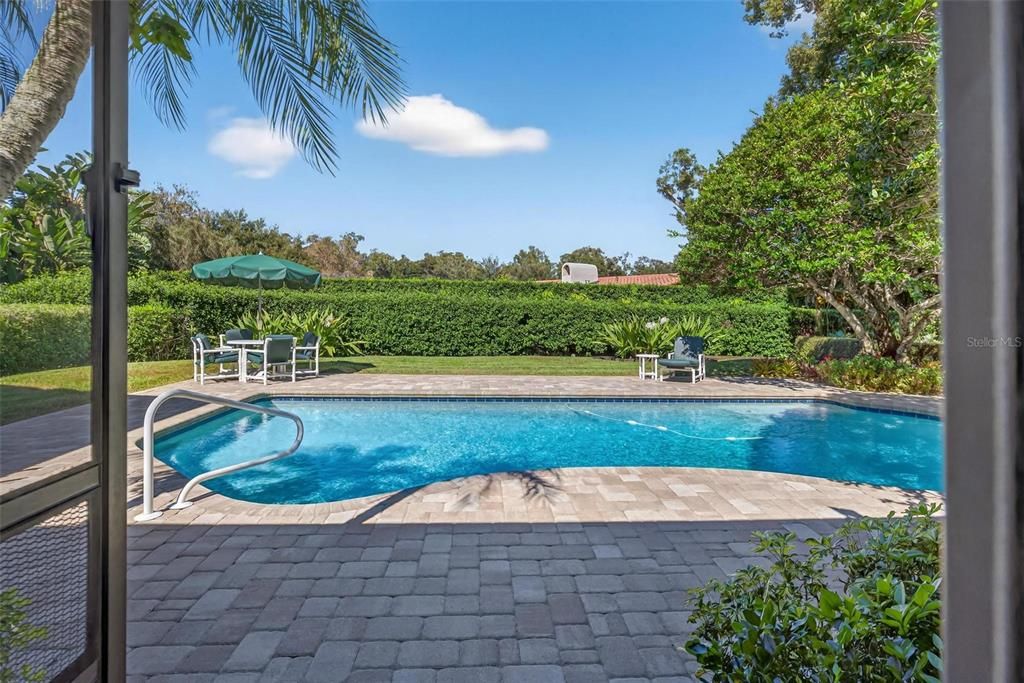 合同活跃: $749,999 (4 贝兹, 2 浴室, 2282 平方英尺)