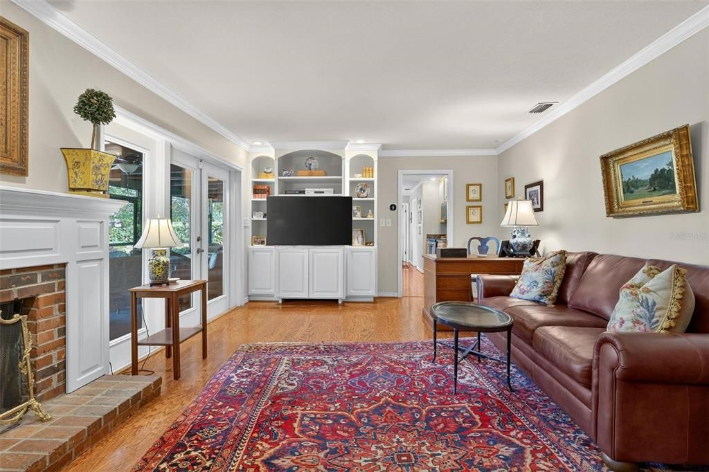 合同活跃: $749,999 (4 贝兹, 2 浴室, 2282 平方英尺)