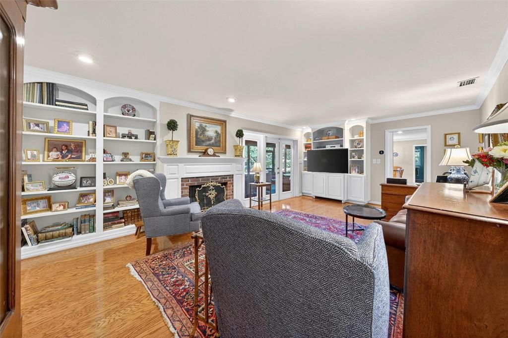 合同活跃: $749,999 (4 贝兹, 2 浴室, 2282 平方英尺)