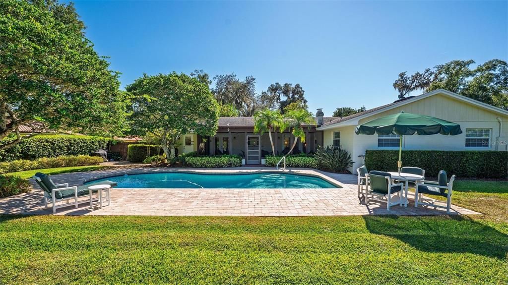 合同活跃: $749,999 (4 贝兹, 2 浴室, 2282 平方英尺)