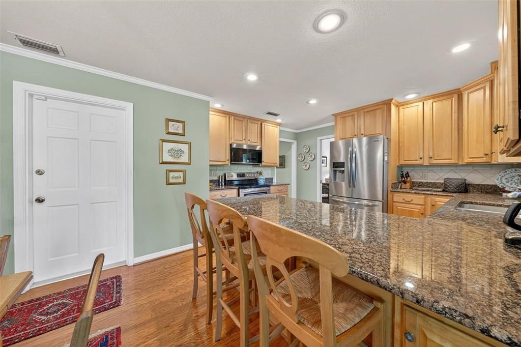 合同活跃: $749,999 (4 贝兹, 2 浴室, 2282 平方英尺)