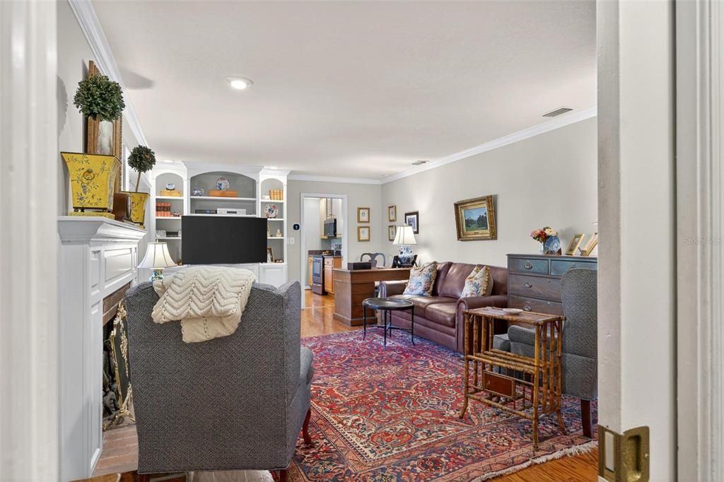 合同活跃: $749,999 (4 贝兹, 2 浴室, 2282 平方英尺)