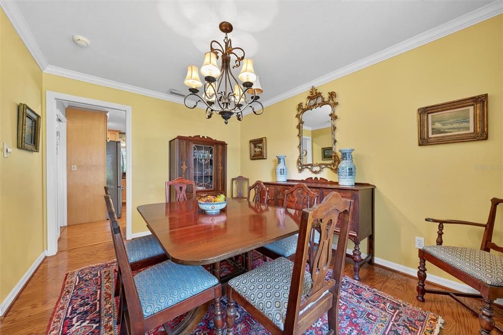 合同活跃: $749,999 (4 贝兹, 2 浴室, 2282 平方英尺)