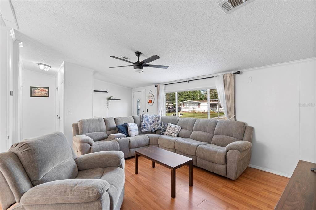 На продажу: $254,000 (3 спален, 2 ванн, 1404 Квадратных фут)