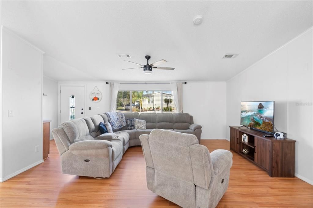 На продажу: $254,000 (3 спален, 2 ванн, 1404 Квадратных фут)