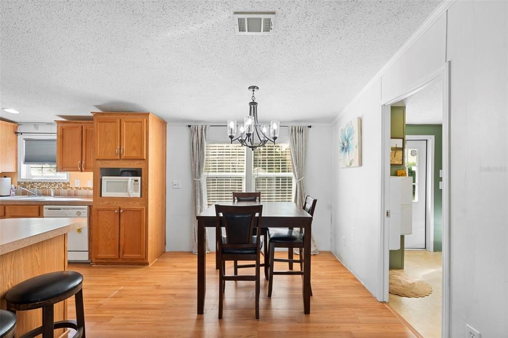 На продажу: $254,000 (3 спален, 2 ванн, 1404 Квадратных фут)