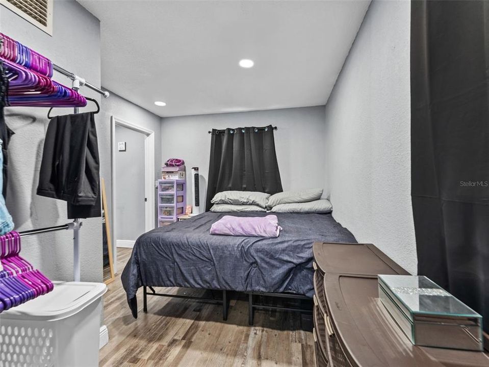 出租: $1,300 (1 贝兹, 1 浴室, 576 平方英尺)