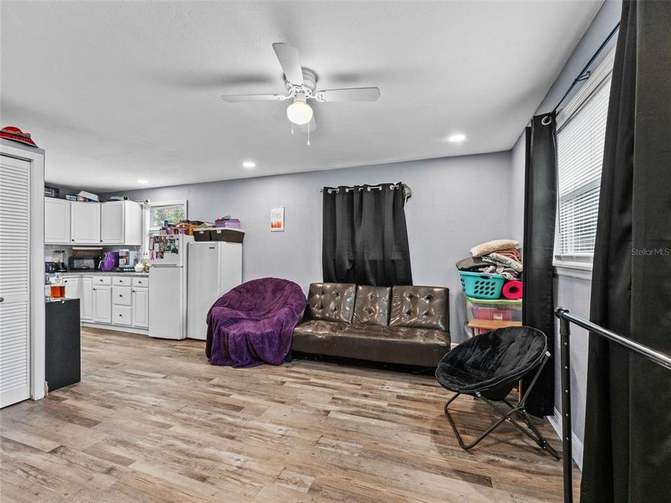 出租: $1,300 (1 贝兹, 1 浴室, 576 平方英尺)