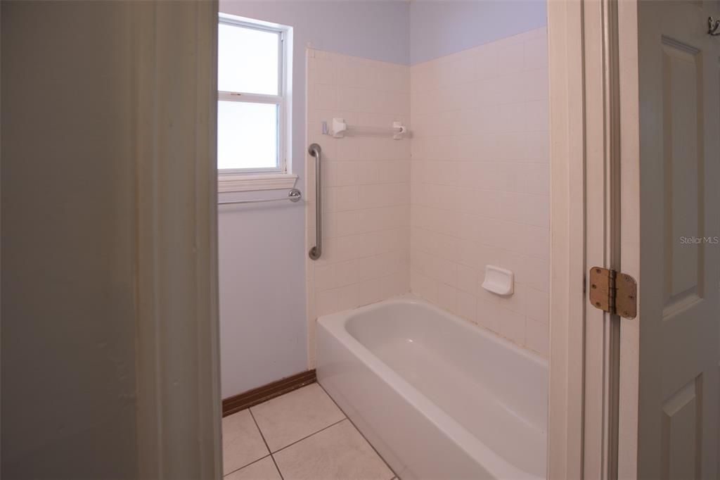 На продажу: $225,000 (4 спален, 2 ванн, 1372 Квадратных фут)