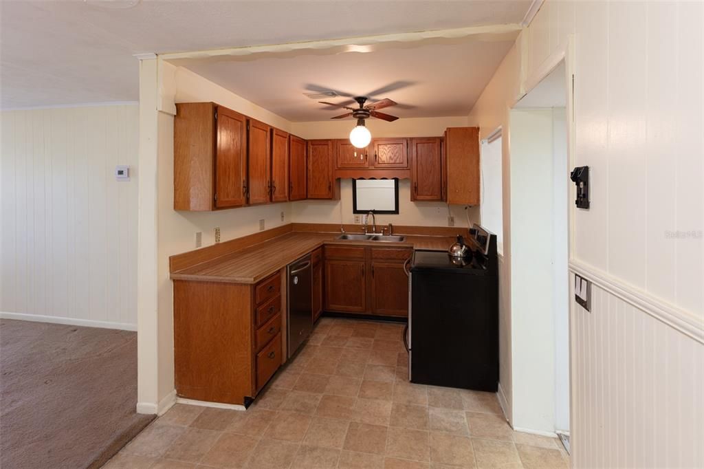 На продажу: $225,000 (4 спален, 2 ванн, 1372 Квадратных фут)