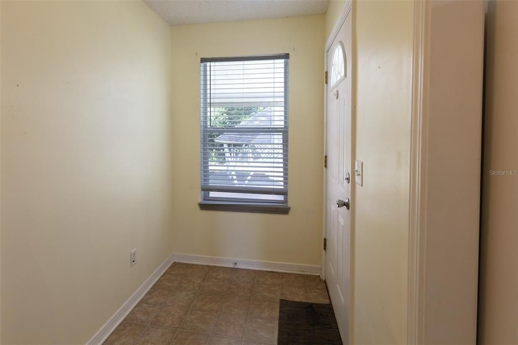 На продажу: $225,000 (4 спален, 2 ванн, 1372 Квадратных фут)