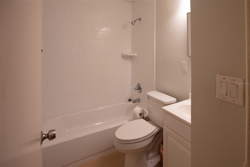 На продажу: $225,000 (4 спален, 2 ванн, 1372 Квадратных фут)