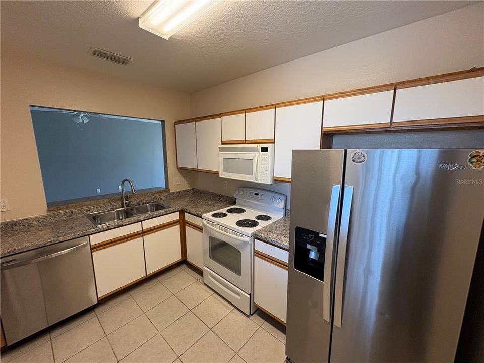 Active With Contract: $1,600 (3 beds, 2 baths, 1151 Square Feet)