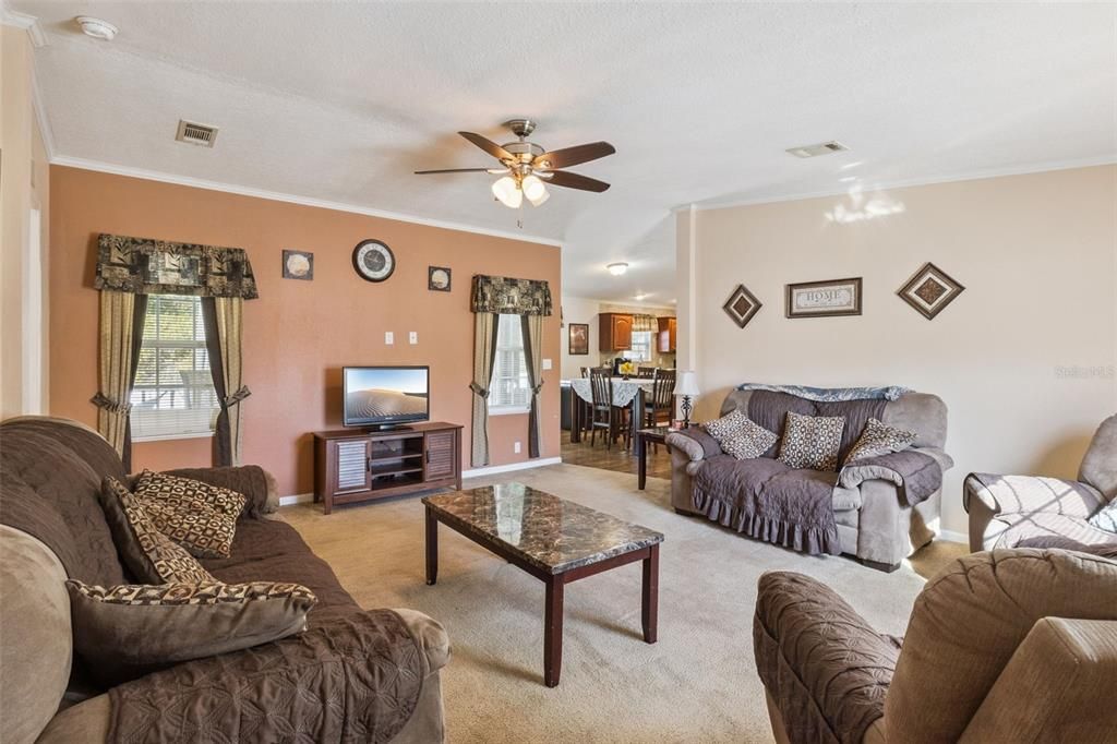 Activo con contrato: $195,000 (3 camas, 3 baños, 1728 Pies cuadrados)