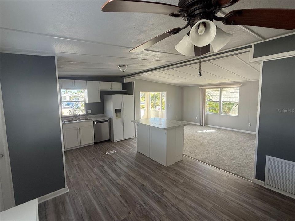 待售: $99,900 (2 贝兹, 2 浴室, 936 平方英尺)