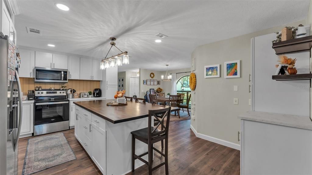 合同活跃: $440,000 (4 贝兹, 2 浴室, 2384 平方英尺)