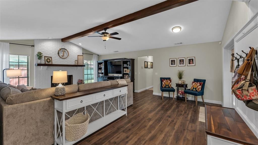 合同活跃: $440,000 (4 贝兹, 2 浴室, 2384 平方英尺)