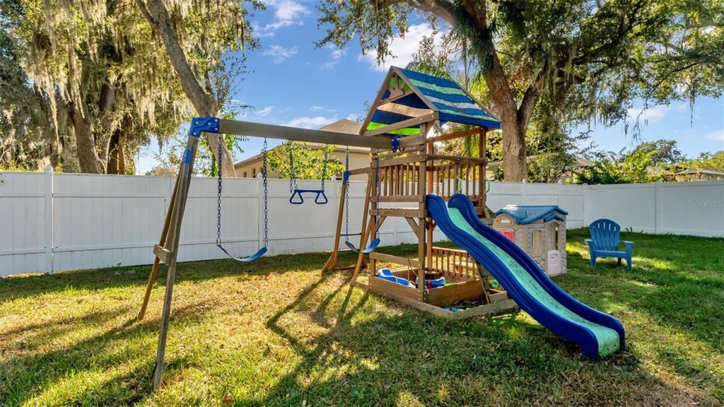 合同活跃: $440,000 (4 贝兹, 2 浴室, 2384 平方英尺)